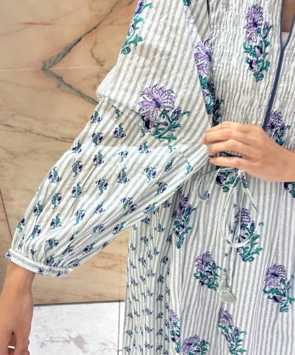 茂野 真楓さんの「BEAMS WOMEN｜ne Quittez pas / コットンジャカード リリープリント シャーリング ワンピース」を使ったコーディネート