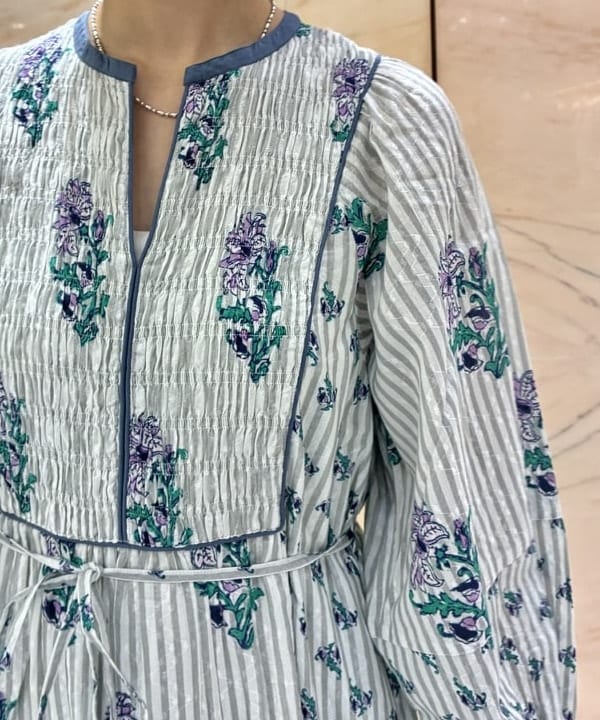 茂野 真楓さんの「BEAMS WOMEN｜ne Quittez pas / コットンジャカード リリープリント シャーリング ワンピース」を使ったコーディネート