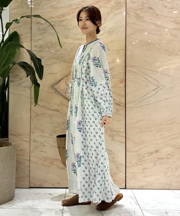 茂野 真楓さんの「BEAMS WOMEN｜ne Quittez pas / コットンジャカード リリープリント シャーリング ワンピース」を使ったコーディネート