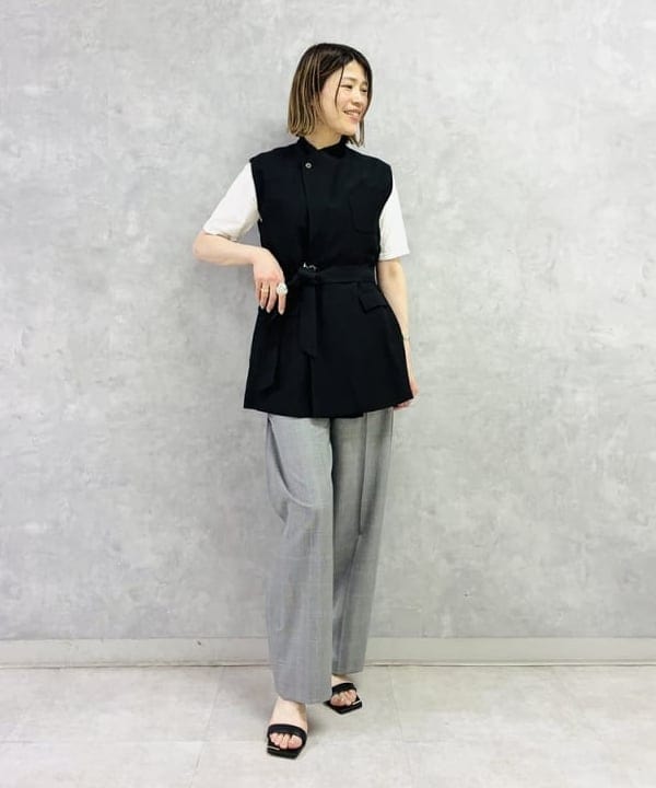 岩沢 珠代さんの「BEAMS WOMEN｜AK+1 / リネン ベルテッド ジレ」を使ったコーディネート
