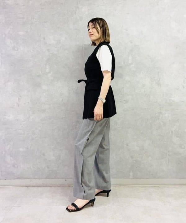 岩沢 珠代さんの「BEAMS WOMEN｜AK+1 / リネン ベルテッド ジレ」を使ったコーディネート