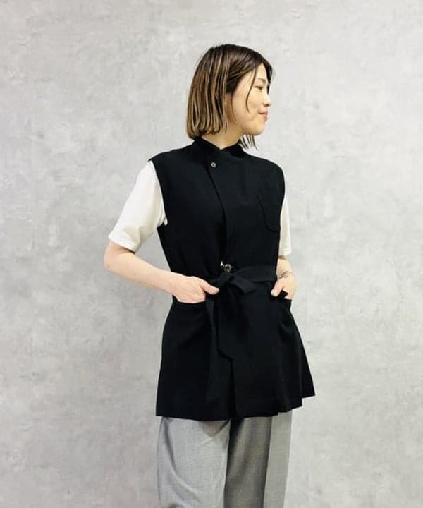岩沢 珠代さんの「BEAMS WOMEN｜AK+1 / リネン ベルテッド ジレ」を使ったコーディネート