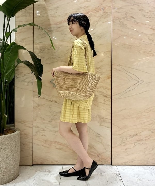 中丸　栞さんの「BEAMS WOMEN｜MIORA / ラフィア トートバッグ」を使ったコーディネート
