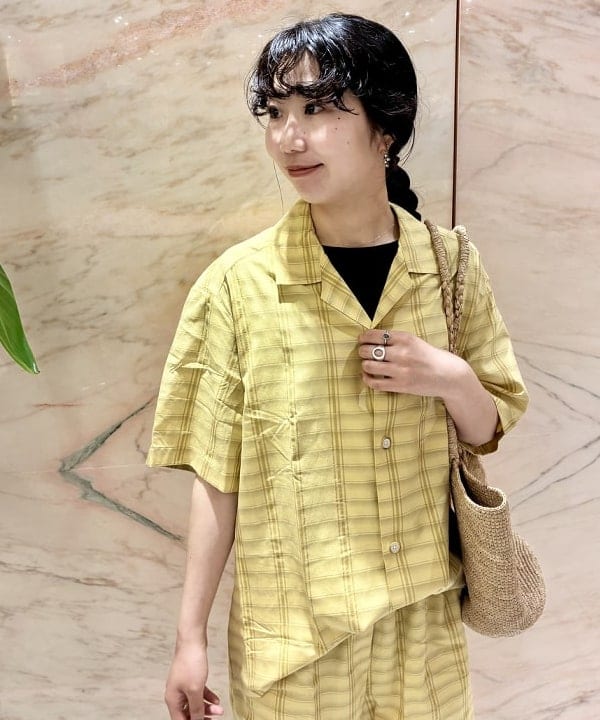 中丸　栞さんの「BEAMS WOMEN｜MIORA / ラフィア トートバッグ」を使ったコーディネート