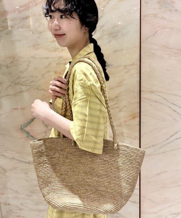 中丸　栞さんの「BEAMS WOMEN｜MIORA / ラフィア トートバッグ」を使ったコーディネート