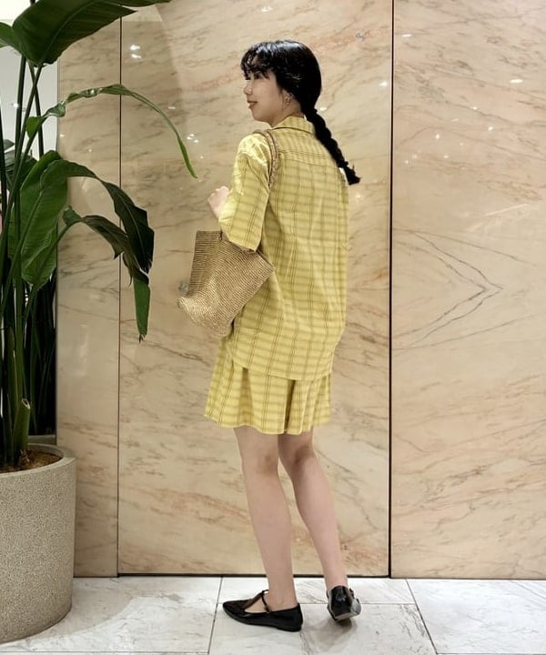 中丸　栞さんの「BEAMS WOMEN｜MIORA / ラフィア トートバッグ」を使ったコーディネート