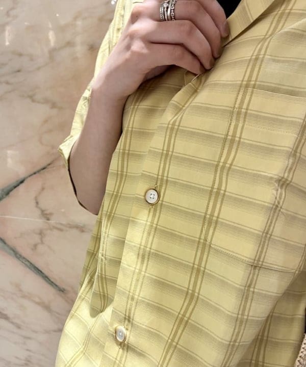 中丸　栞さんの「BEAMS WOMEN｜MIORA / ラフィア トートバッグ」を使ったコーディネート