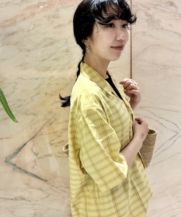 中丸　栞さんの「BEAMS WOMEN｜MIORA / ラフィア トートバッグ」を使ったコーディネート