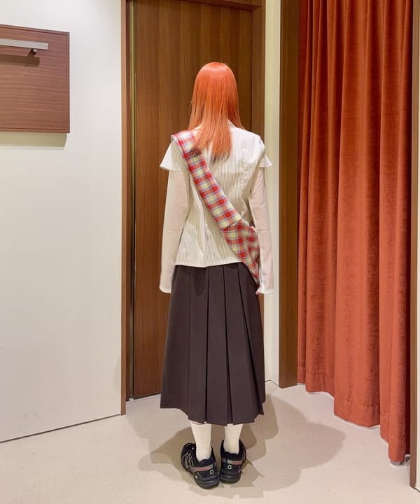 むりょさんの「BEAMS WOMEN｜ボックス プリーツ ミディ スカート」を使ったコーディネート