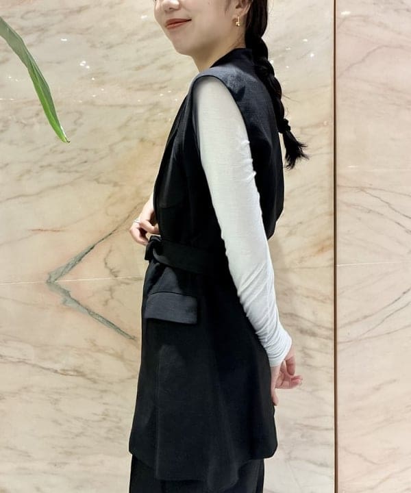 中丸　栞さんの「BEAMS WOMEN｜AK+1 / リネン ベルテッド ジレ」を使ったコーディネート