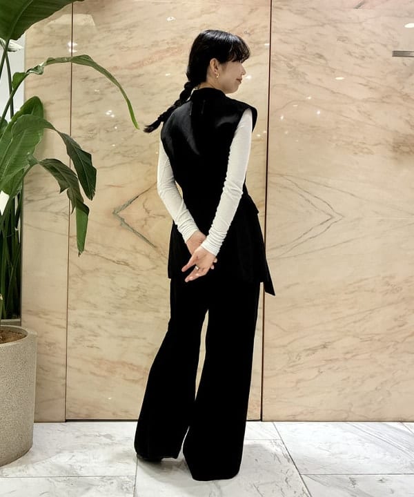 中丸　栞さんの「BEAMS WOMEN｜AK+1 / リネン ベルテッド ジレ」を使ったコーディネート