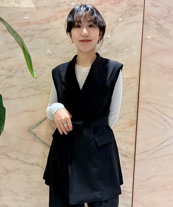 中丸　栞さんの「BEAMS WOMEN｜AK+1 / リネン ベルテッド ジレ」を使ったコーディネート