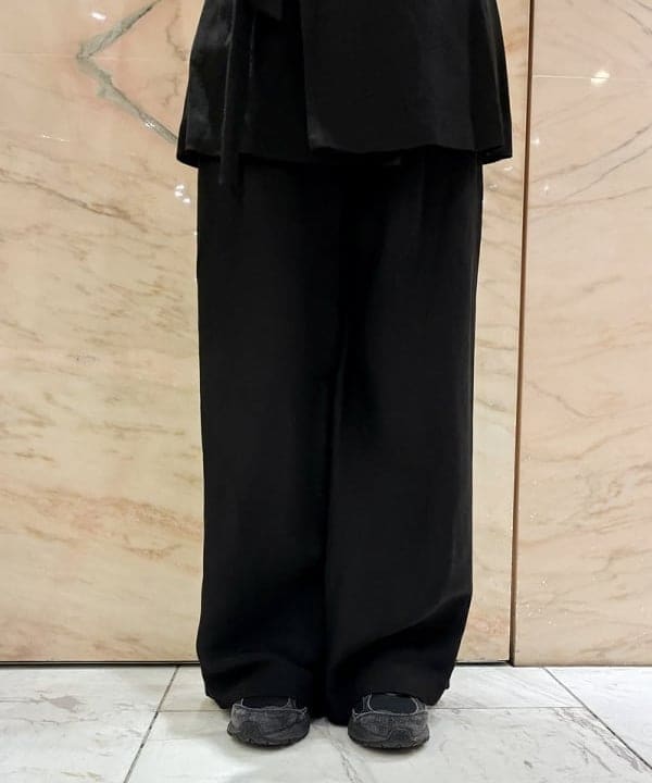中丸　栞さんの「BEAMS WOMEN｜AK+1 / リネン ベルテッド ジレ」を使ったコーディネート