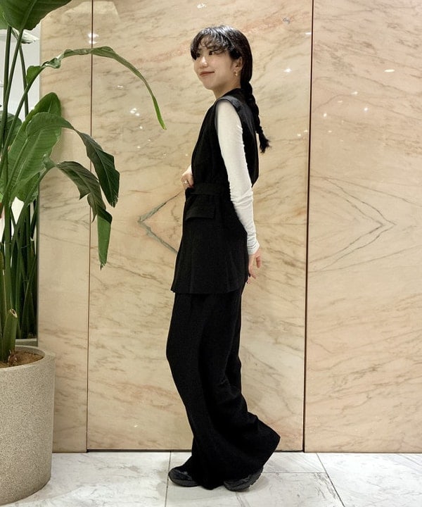 中丸　栞さんの「BEAMS WOMEN｜AK+1 / リネン ベルテッド ジレ」を使ったコーディネート