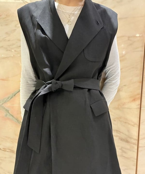 中丸　栞さんの「BEAMS WOMEN｜AK+1 / リネン ベルテッド ジレ」を使ったコーディネート