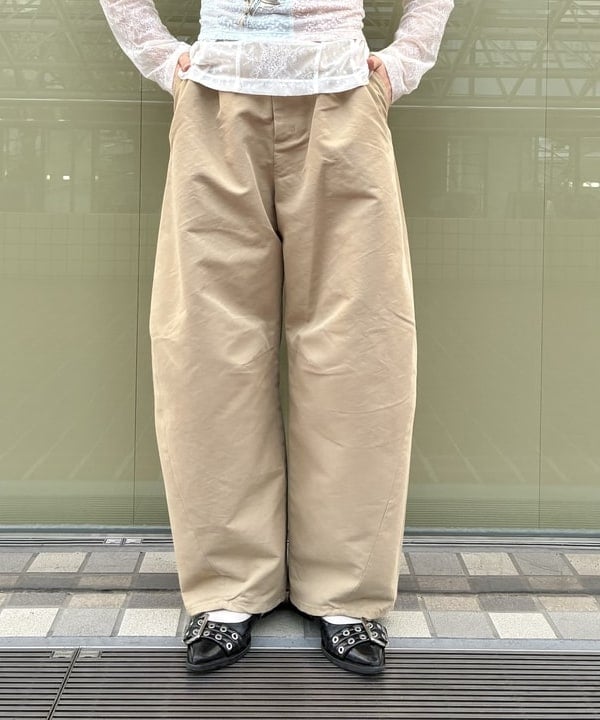 ナカノ アイさんの「BEAMS WOMEN｜2タック カーブ バレル チノパンツ」を使ったコーディネート