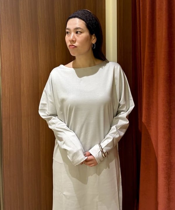 岡 妃呂美さんの「BEAMS WOMEN｜【別注】スタイリスト佐藤佳菜子 &times; SLOANE / 淑女のロンT ワンピース」を使ったコーディネート