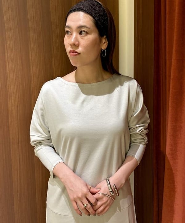 岡 妃呂美さんの「BEAMS WOMEN｜【別注】スタイリスト佐藤佳菜子 &times; SLOANE / 淑女のロンT ワンピース」を使ったコーディネート