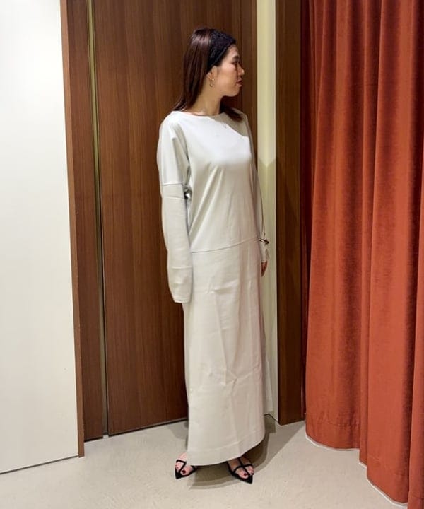 岡 妃呂美さんの「BEAMS WOMEN｜【別注】スタイリスト佐藤佳菜子 &times; SLOANE / 淑女のロンT ワンピース」を使ったコーディネート
