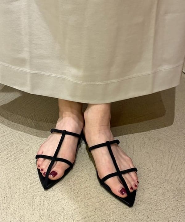 岡 妃呂美さんの「BEAMS WOMEN｜【別注】スタイリスト佐藤佳菜子 &times; SLOANE / 淑女のロンT ワンピース」を使ったコーディネート