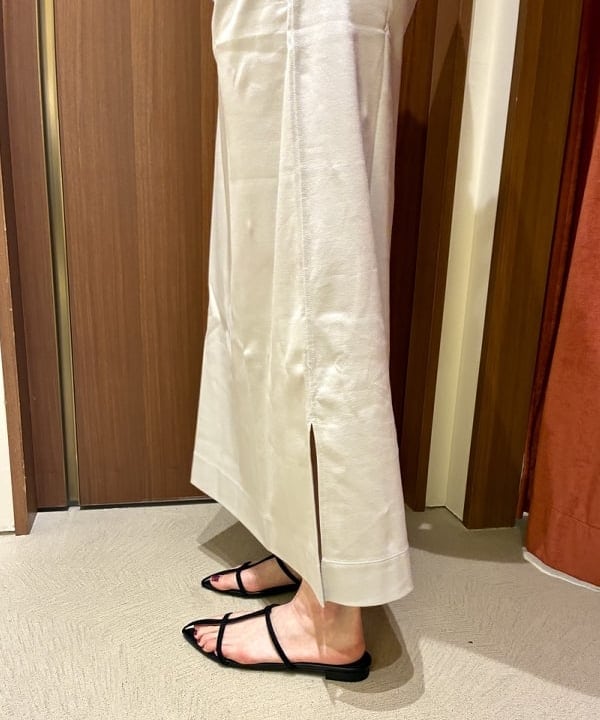 岡 妃呂美さんの「BEAMS WOMEN｜【別注】スタイリスト佐藤佳菜子 &times; SLOANE / 淑女のロンT ワンピース」を使ったコーディネート
