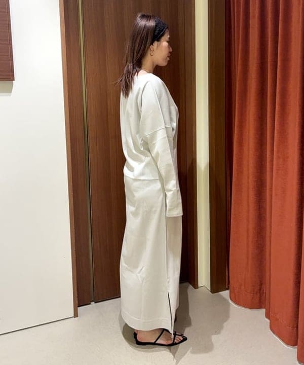 岡 妃呂美さんの「BEAMS WOMEN｜【別注】スタイリスト佐藤佳菜子 &times; SLOANE / 淑女のロンT ワンピース」を使ったコーディネート