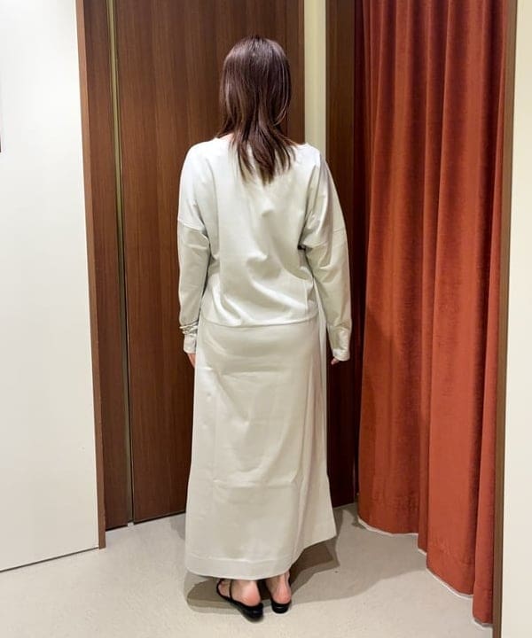 岡 妃呂美さんの「BEAMS WOMEN｜【別注】スタイリスト佐藤佳菜子 &times; SLOANE / 淑女のロンT ワンピース」を使ったコーディネート
