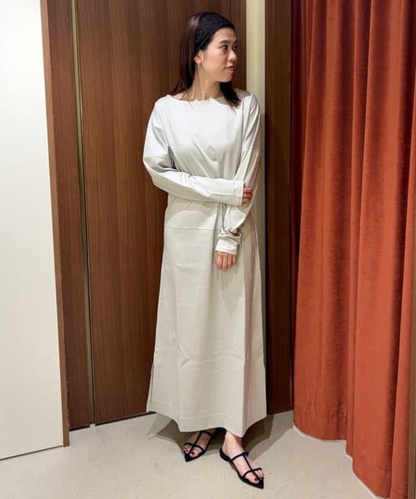 岡 妃呂美さんの「BEAMS WOMEN｜【別注】スタイリスト佐藤佳菜子 &times; SLOANE / 淑女のロンT ワンピース」を使ったコーディネート