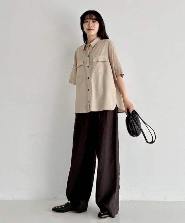 中丸　栞さんの「BEAMS WOMEN｜コットン アセテート オーバーシャツ」を使ったコーディネート