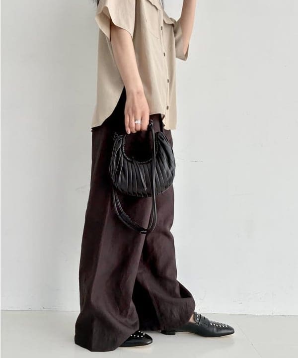 中丸　栞さんの「BEAMS WOMEN｜コットン アセテート オーバーシャツ」を使ったコーディネート