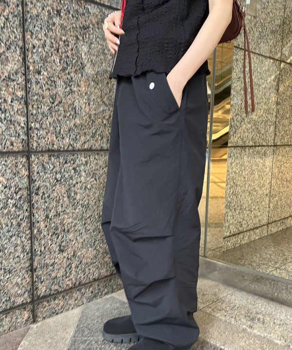 森本 理絵さんの「BEAMS WOMEN｜ワイド ショルダー バッグ」を使ったコーディネート