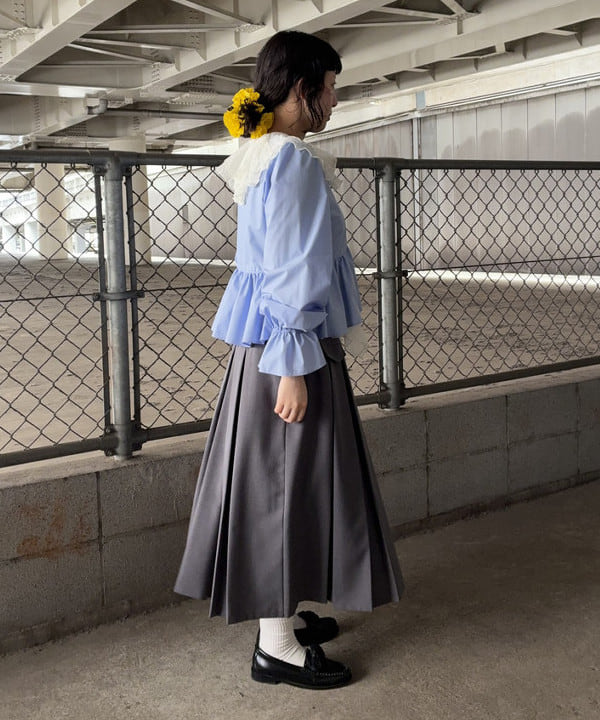 晶さんの「BEAMS WOMEN｜ギャザー ペプラム Vネック ブラウス」を使ったコーディネート