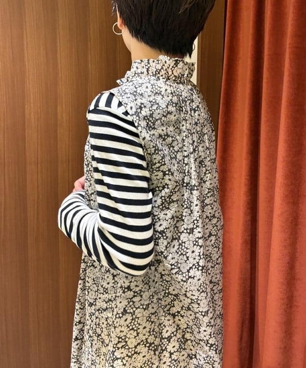 森川 夏衣さんの「BEAMS WOMEN｜フラワー フリルネック ノースリーブ ワンピース」を使ったコーディネート
