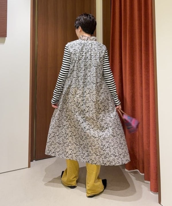 森川 夏衣さんの「BEAMS WOMEN｜フラワー フリルネック ノースリーブ ワンピース」を使ったコーディネート