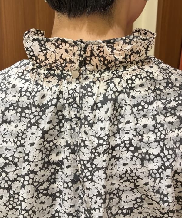 森川 夏衣さんの「BEAMS WOMEN｜フラワー フリルネック ノースリーブ ワンピース」を使ったコーディネート