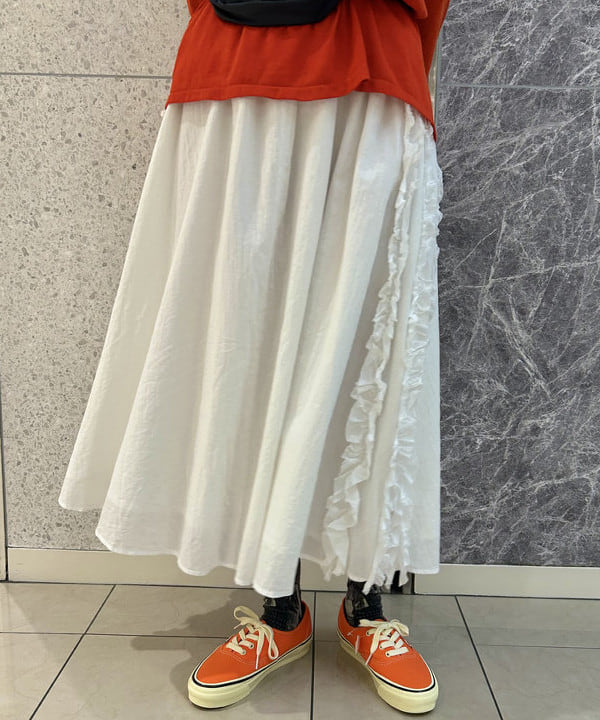 MATSUMOTO AMIさんの「BEAMS WOMEN｜ドビー フリル スカート」を使ったコーディネート