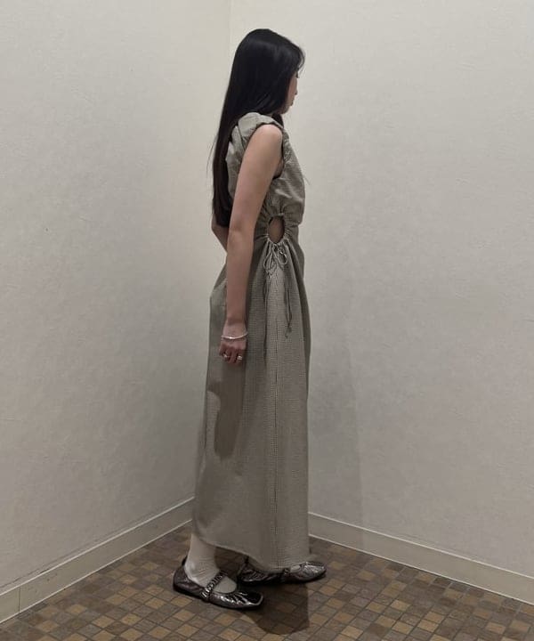 amiriさんの「BEAMS WOMEN｜カットアウト ノースリーブ ワンピース」を使ったコーディネート