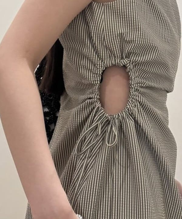 amiriさんの「BEAMS WOMEN｜カットアウト ノースリーブ ワンピース」を使ったコーディネート
