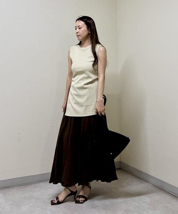 関 桂子さんの「BEAMS WOMEN｜スリット ノースリーブ チュニック」を使ったコーディネート