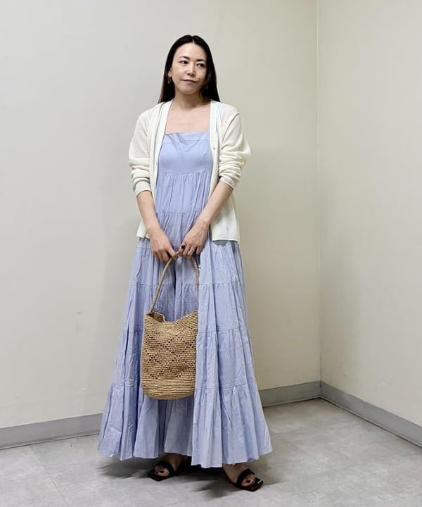関 桂子さんの「BEAMS WOMEN｜MIORA / ラフィア 編み柄 バケツバッグ」を使ったコーディネート