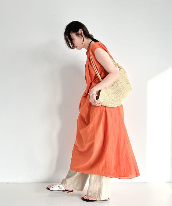 隈元 楓さんの「BEAMS WOMEN｜	コットンシルク オフショルダー ワンピース」を使ったコーディネート