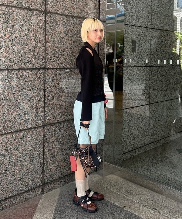 佐藤 亜美さんの「BEAMS WOMEN｜ショルダー オープン ロングスリーブ Tシャツ」を使ったコーディネート