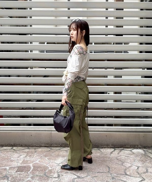 カタヤマ アヤさんの「BEAMS WOMEN｜サテン ホーボ ーバッグ」を使ったコーディネート