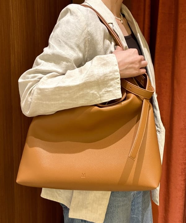 岡 妃呂美さんの「BEAMS WOMEN｜【別注】upper hights / THE SISTER デニムパンツ BRUME」を使ったコーディネート