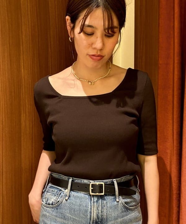 岡 妃呂美さんの「BEAMS WOMEN｜【別注】upper hights / THE SISTER デニムパンツ BRUME」を使ったコーディネート