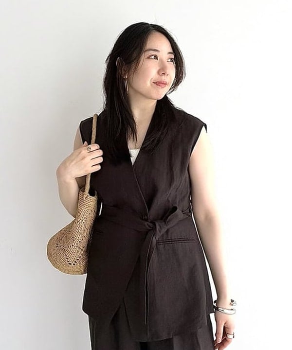 大川 美咲さんの「BEAMS WOMEN｜リネン ラップ ジレ ブラウス .M」を使ったコーディネート