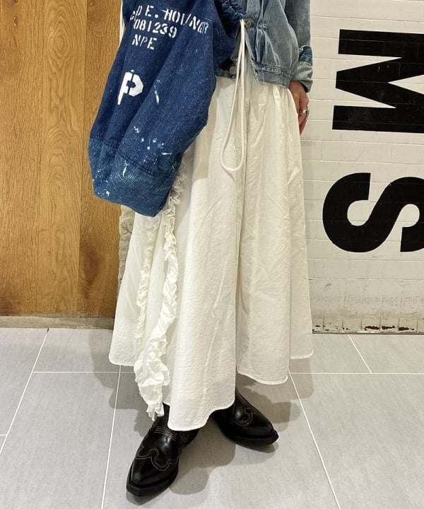 ando naoさんの「BEAMS WOMEN｜ドビー フリル スカート」を使ったコーディネート