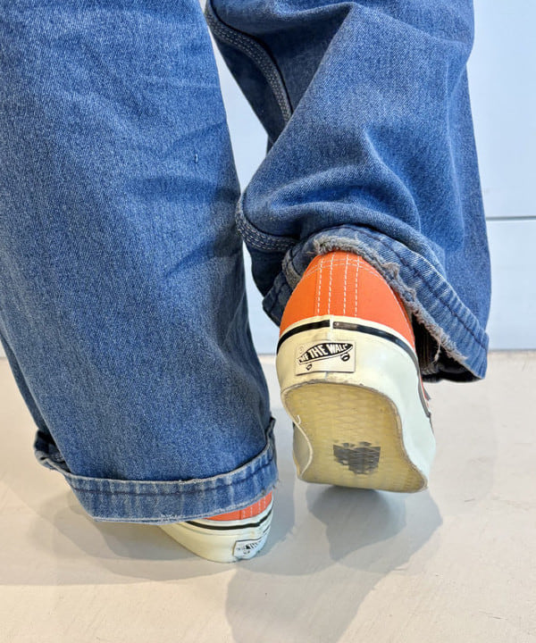 おのすさんの「BEAMS WOMEN｜VANS / VANS For BEAMS BOY Authentic Vintage Orange」を使ったコーディネート