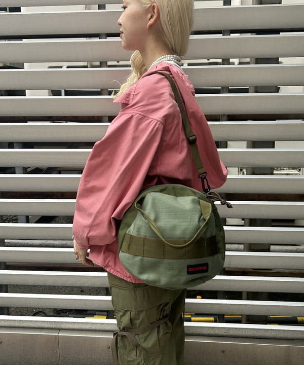 MATSUMOTO AMIさんの「BEAMS WOMEN｜【別注】BRIEFING / ヘルメット バッグ &rdquo;OLIVE&rdquo;」を使ったコーディネート