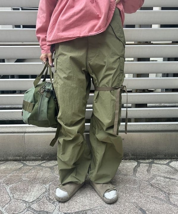 MATSUMOTO AMIさんの「BEAMS WOMEN｜【別注】BRIEFING / ヘルメット バッグ &rdquo;OLIVE&rdquo;」を使ったコーディネート